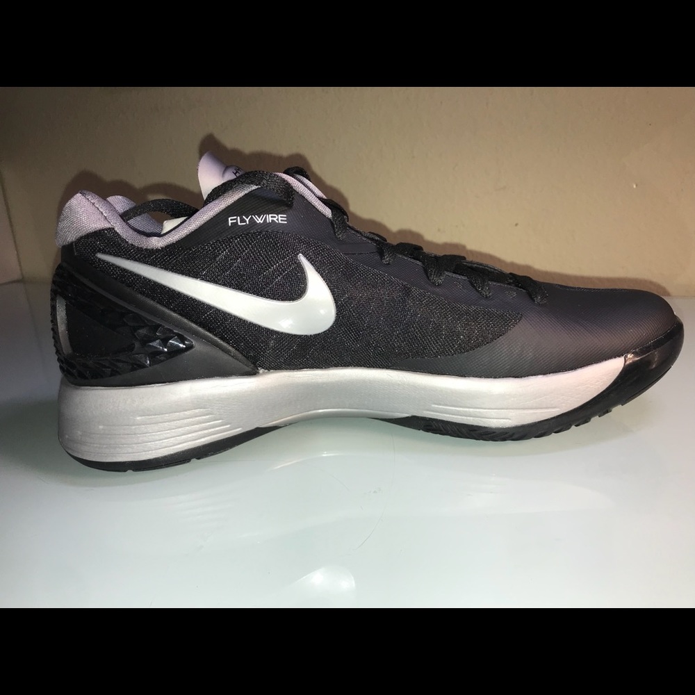 Women’s NIKE volley Zoom Hyperspike sneakers